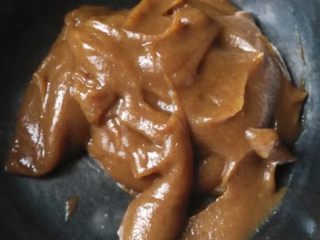 1、红枣戚风蛋糕,红枣去核，洗干净，加少许冷开水，用搅拌机搅成泥