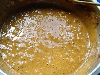 5、红枣戚风蛋糕,用电动打蛋器搅打蛋黄糊