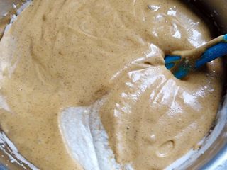 7、红枣戚风蛋糕,将搅拌好的蛋糕糊倒回蛋白盆