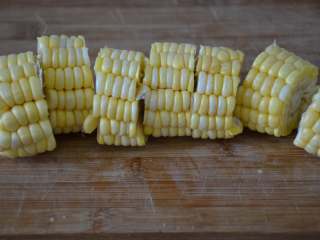 7、干贝玉米萝卜汤,水果玉米洗净，切小段备用。