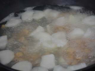 10、干贝玉米萝卜汤,盖好，大火煮开。