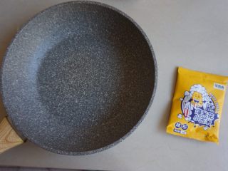 1、自制爆米花,准备好一个不粘锅和一包爆米花玉米粒