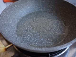 2、自制爆米花,将玉米油倒入锅里