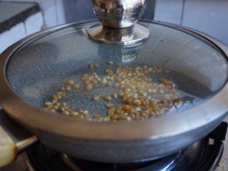 6、自制爆米花,盖上锅盖，大火