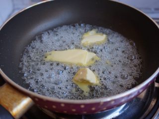 9、自制爆米花,加入黄油