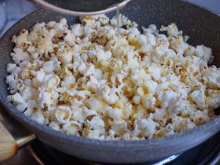 11、自制爆米花,倒入爆米花拌均匀