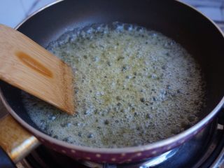 10、自制爆米花,拌匀融化即可关火