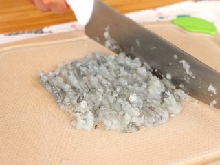 3、家常饺子,处理好的虾肉剁碎