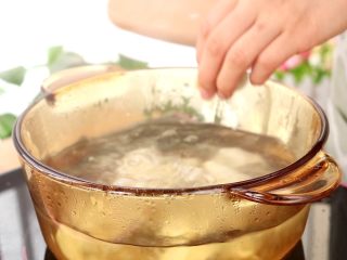 8、家常饺子,水沸腾后，放入包好的饺子