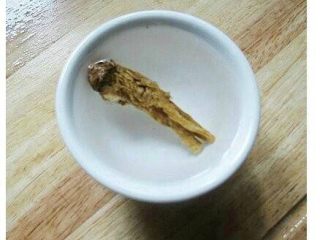 2、女孩子喝的当归鸡蛋红糖水,当归用水泡10分钟，要用牙刷轻轻刷洗干净