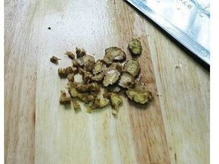 3、女孩子喝的当归鸡蛋红糖水,当归切成薄片
