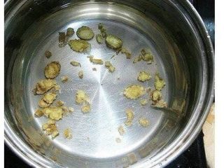 4、女孩子喝的当归鸡蛋红糖水,把切好的当归片放入锅中，加入适量清水，大火煮开后转中小火煮10分钟