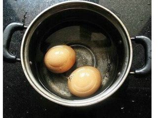 5、女孩子喝的当归鸡蛋红糖水,鸡蛋放入锅中，加没过鸡蛋的冷水中火煮熟