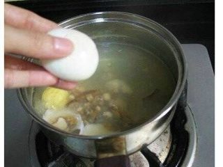 7、女孩子喝的当归鸡蛋红糖水,把剥好的鸡蛋放入当归水中，调小火煮开后，转中小火继续煮10分钟左右