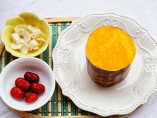 1、美食丨红枣百合蒸南瓜 滋阴润燥美颜,准备食材：南瓜一块、百合1个、红枣4个。