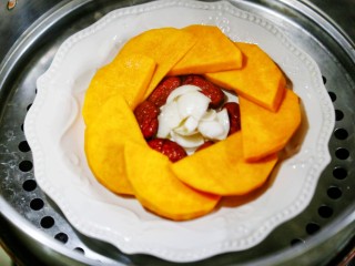 6、美食丨红枣百合蒸南瓜 滋阴润燥美颜,将盘子放入蒸锅，大火蒸二十分钟即可。