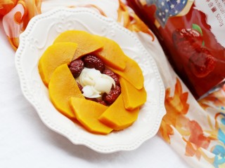 7、美食丨红枣百合蒸南瓜 滋阴润燥美颜,端出来时记得戴上手套以免烫伤。