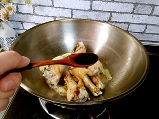 9、红烧鸭翅根,加生抽