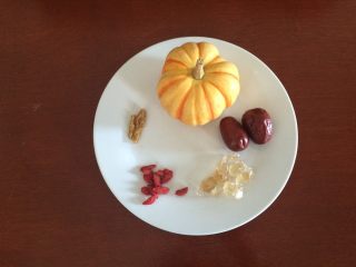 1、金瓜雪蛤,准备食材：雪蛤1克、大枣、黄冰糖、枸杞子、金瓜