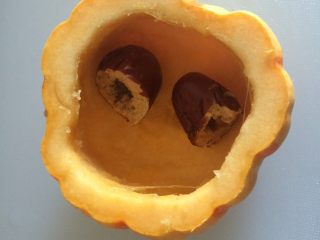 6、金瓜雪蛤,放入大红枣（这个枣太大了，我切开放入的）