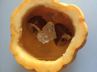 7、金瓜雪蛤,放入黄冰糖