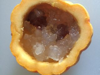 8、金瓜雪蛤,将泡好的雪蛤放入，加入适量的清水