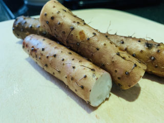 1、山药红枣糕,山药洗净