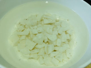 3、山药红枣糕,切小块，浸泡水中，不会黑