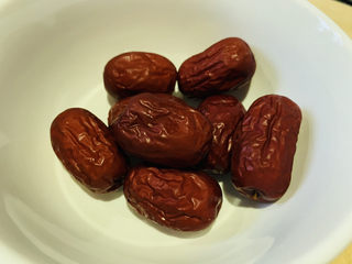 4、山药红枣糕,红枣洗净