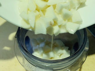 7、山药红枣糕,山药倒入搅拌机