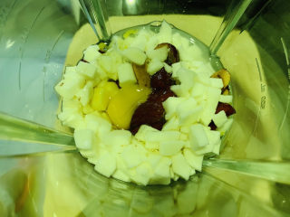 8、山药红枣糕,加入红枣和鸡蛋