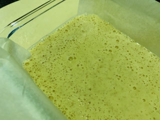 11、山药红枣糕,倒碗里，震动一下，盖上锅盖，没有锅盖用保鲜膜盖住也可以，搓几个洞