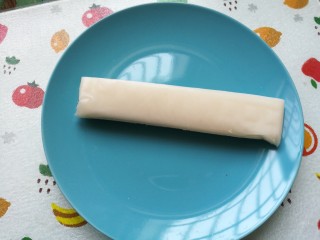 2、芝士焗年糕,把年糕切一根下来