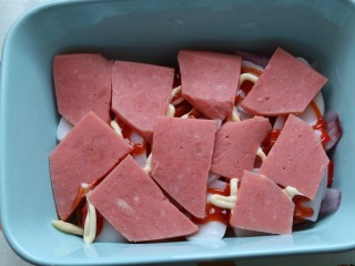 8、芝士焗年糕,再铺上一层蔬菜，火腿片