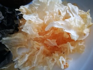 2、炝洋葱拌双耳,银耳泡发