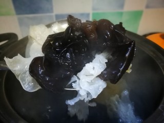 7、炝洋葱拌双耳,焯熟捞出