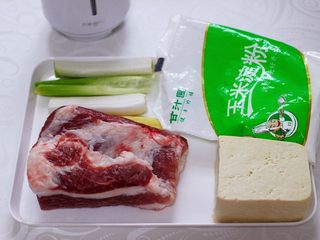 1、香炸猪肉豆腐丸子,准备好所有炸丸子的食材。