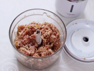 4、香炸猪肉豆腐丸子,启动东菱绞肉机把五花肉绞成肉馅。