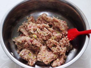5、香炸猪肉豆腐丸子,把绞好的肉馅放入一个大一点的容器里。