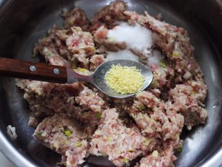 7、香炸猪肉豆腐丸子,再加入鸡精增加鲜味。