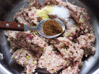 8、香炸猪肉豆腐丸子,这个时候加入花椒粉增加口感。