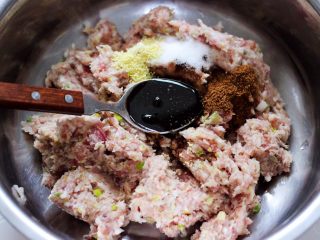 9、香炸猪肉豆腐丸子,最后加入生抽调色。