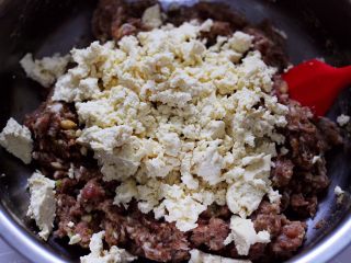 11、香炸猪肉豆腐丸子,这个时候把北豆腐用手搓碎后放入肉馅里。