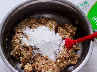 13、香炸猪肉豆腐丸子,把上劲后的肉馅里倒入甘汁园玉米淀粉。
