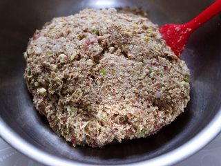 14、香炸猪肉豆腐丸子,继续顺时针方向搅拌上劲就可以了。