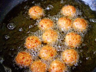 15、香炸猪肉豆腐丸子,中小火炸至肉丸子金黄色即可。