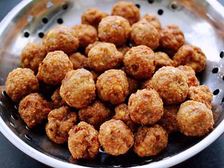 17、香炸猪肉豆腐丸子,依次把所有的猪肉豆腐丸子都炸好。