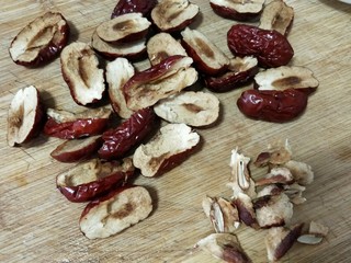 6、红枣枸杞乳鸽汤,红枣切2半，去核备用