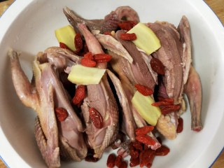 9、红枣枸杞乳鸽汤,放入姜片，枸杞