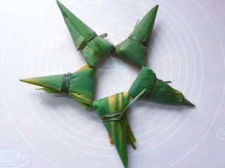 14、红豆红枣牛角粽,依法一个一个包好,扎紧。